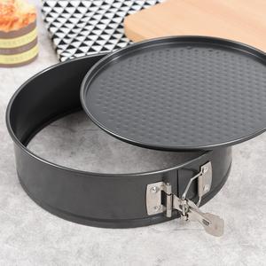 Non-stick lock bottom cake mold