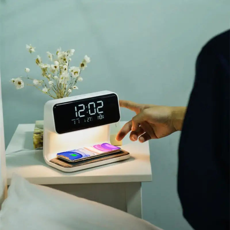 Despertador con pantalla LCD 3 en 1 junto a la cama