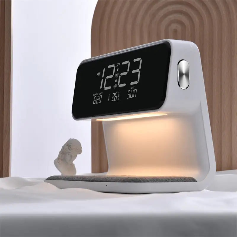 Despertador con pantalla LCD 3 en 1 junto a la cama