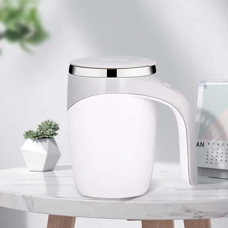 Wiederaufladbare Kaffeetasse mit automatischem Rührer